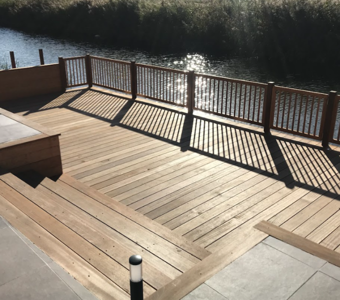 Houten terras aan water