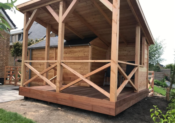 Gebruik van tuinpalen in overkapping